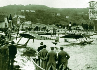 Gli idrovolanti di Garros e Morane sula riva di San Giorgio, dove oggi sorge l'hangar dell'Idroscalo di Como.